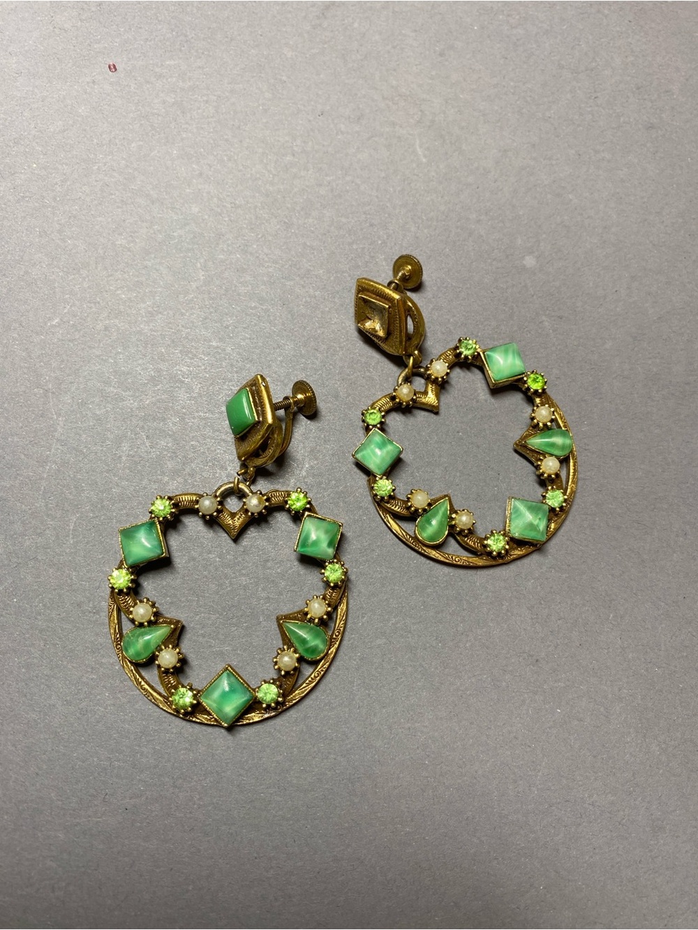 Vintage Green Mottled Czech Glass rhinestone Screwback Dangle Earrings